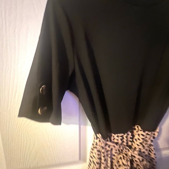Short sleeve dress with tie at waist - printed skirt/ black top w button sleeves - Picture 3 of 4